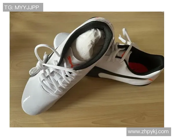 各大足球巨星专属足球鞋设计解析与靓照展示