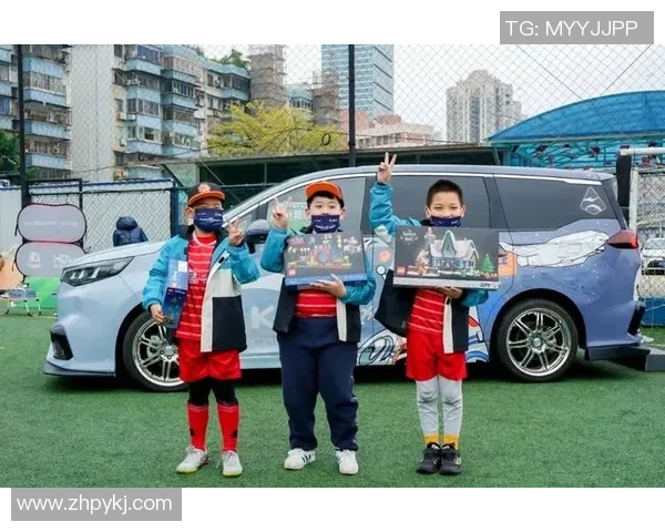 球星携子踏上足球场温馨亲子时光 展现运动魅力与家庭情感纽带