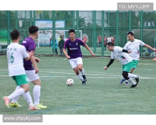 球星风采尽显 足球赛场迎来荣耀时刻 激情与梦想交织成最强战斗力