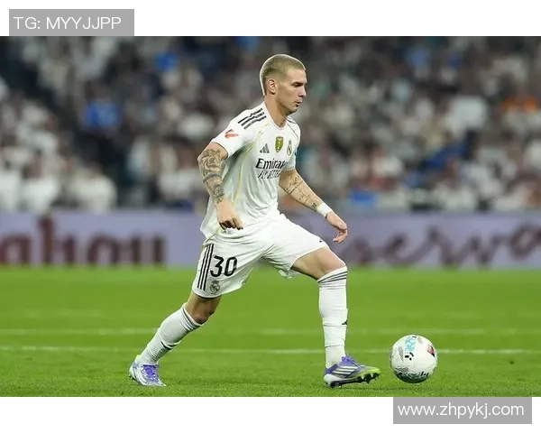 足球球星日常训练揭秘：从技术到体能全方位提升的训练方式与秘诀